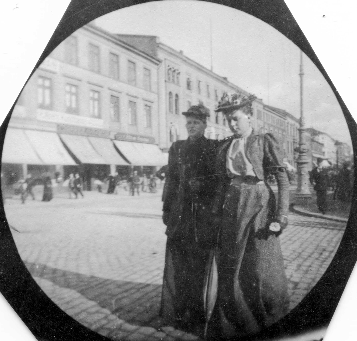 Fredrik Carl Mülertz Størmer, Fra venstre frk Scheen og frk. Bronn spaserer langs Karl Johans gate, Oslo.