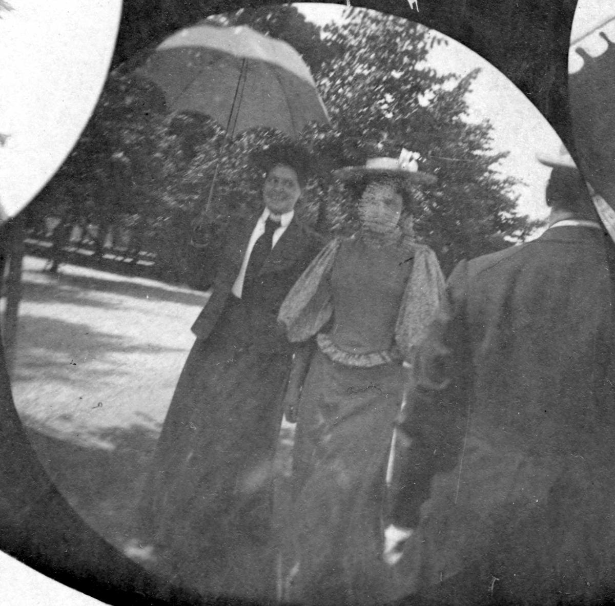 Fredrik Carl Mülertz Størmer, Frk. Harriet Hansen og frk. Ragnhild Welhaven spaserer langs Karl Johans gate. Oslo, med Studenterlunden bak.