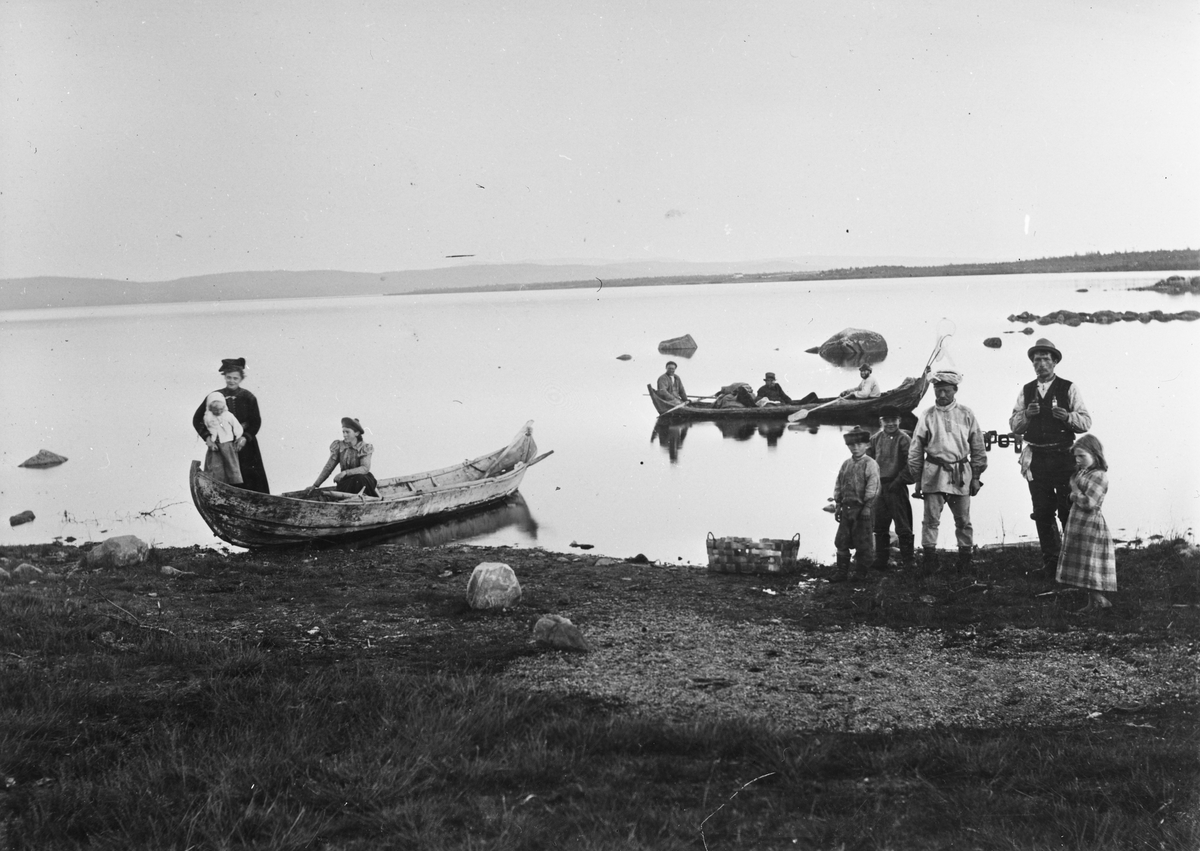 Ellisif Rannveig Wessel, Persongruppe ved elvebredden og i to elvebåter, Svanvik, Salmijarvi, Sør-Varanger, Finnmark, 1890-årene.