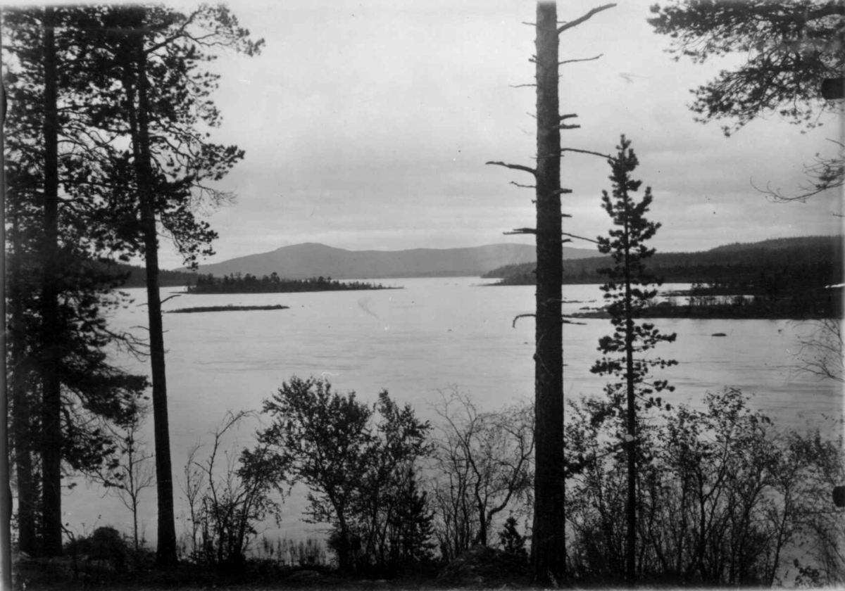 Ellisif Rannveig Wessel, Oversiktsbilde over Vaggatemsjøen, Pasvikdalen, Sør-Varanger, Finnmark, før 1900.
