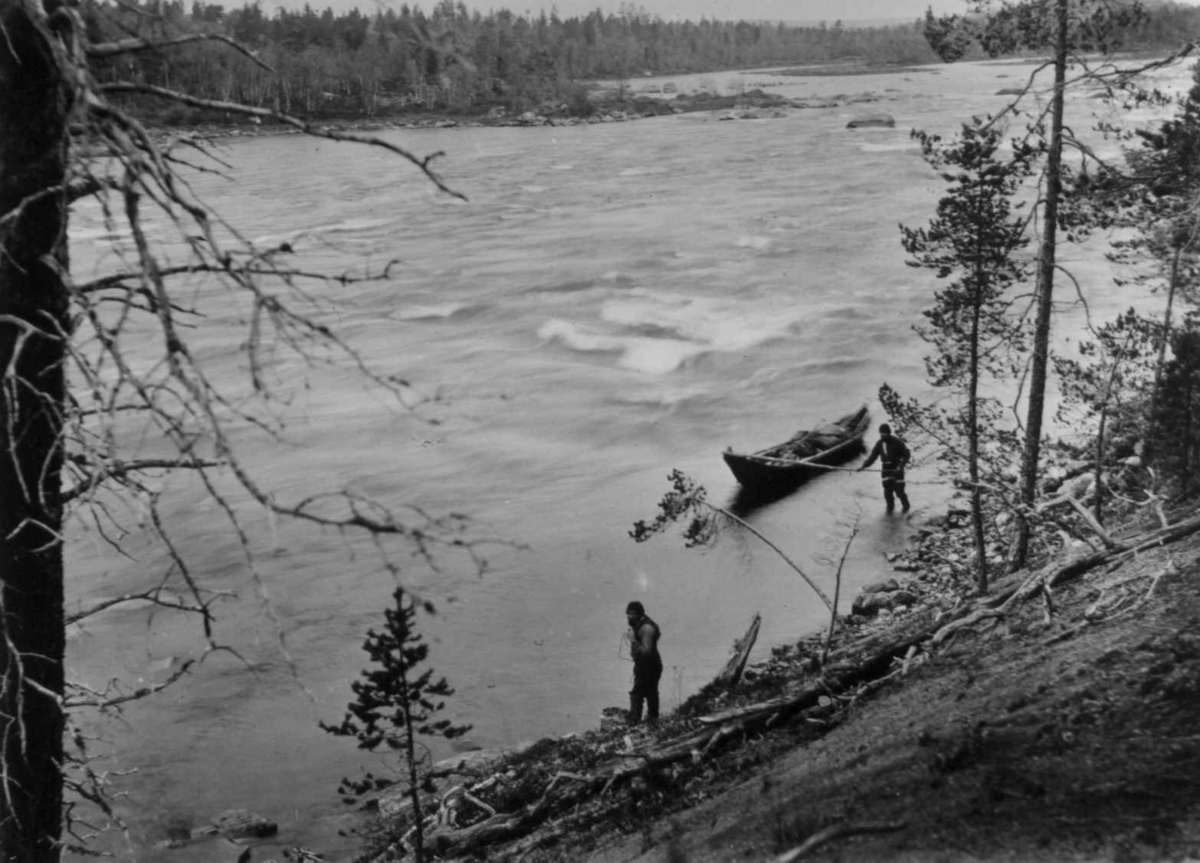 Ellisif Rannveig Wessel, Elvebåt trekkes langs elvebredden av ferdesmann ved Hestfossen eller Bornjeguoikka (på norsk Tangefoss), Sør-Varanger, Finnmark, 1890-årene.