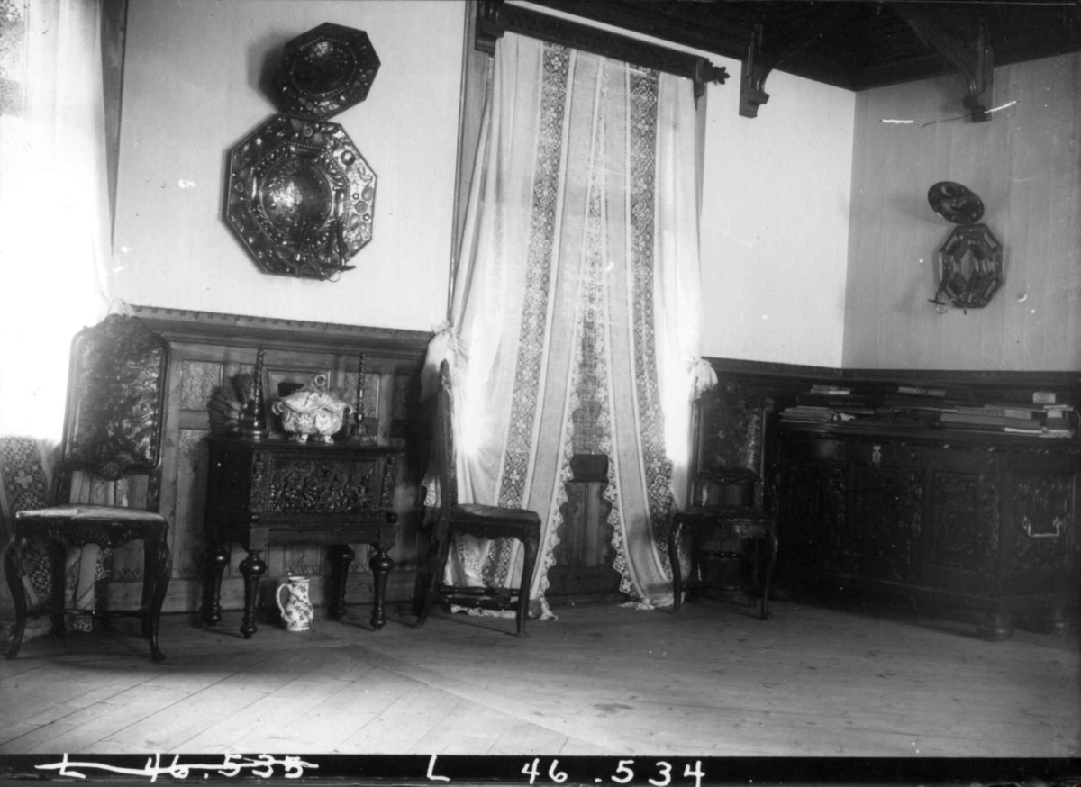 Fredrik Emil Faye, Interiør, Dal gård, Ullensaker. Salen med møbler, gardiner og lysskjold. Fra serie fotografert av kammerherre Fredrik Emil Faye (1844-1903), gårdens eier.