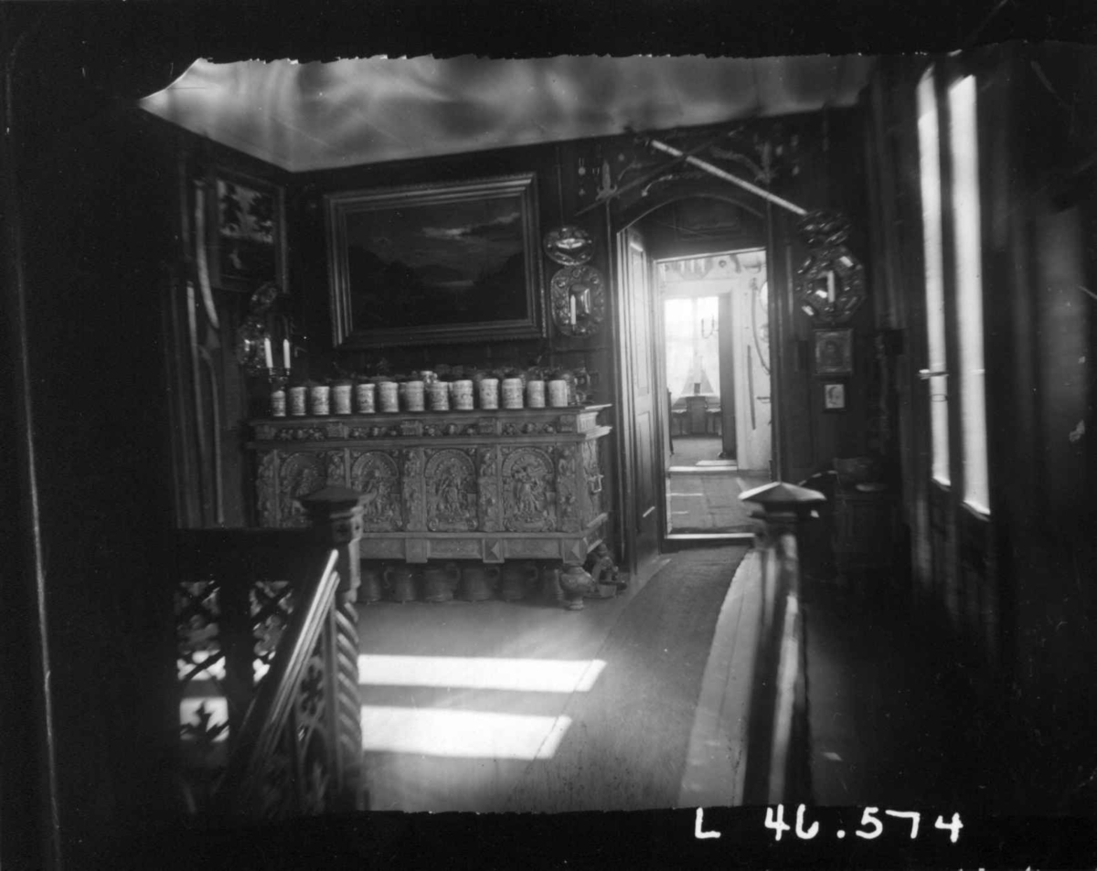 Fredrik Emil Faye, Interiør, Dal gård, Ullensaker. Oppgangen med kiste med oppstablede krus. Fra serie fotografert av kammerherre Fredrik Emil Faye (1844-1903), gårdens eier.