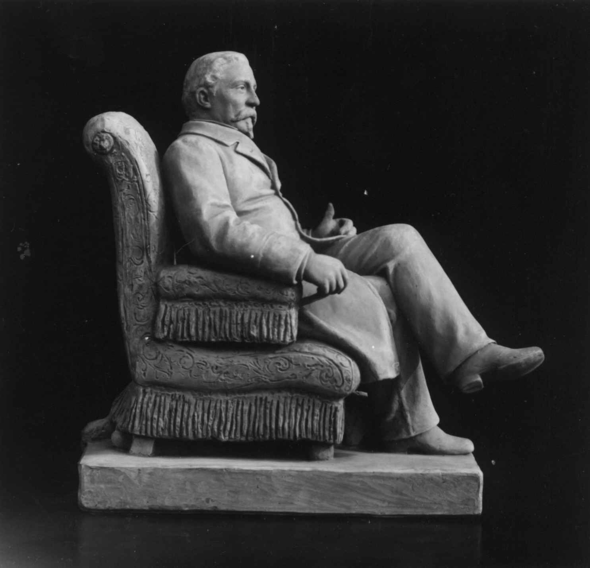Fredrik Emil Faye, Portrett, statuett av kommandør Niels Juel, Akershus, laget av J. Fjelde. Fra serie fotografert av kammerherre Fredrik Emil Faye (1844-1903), Dal gård, Ullensaker.