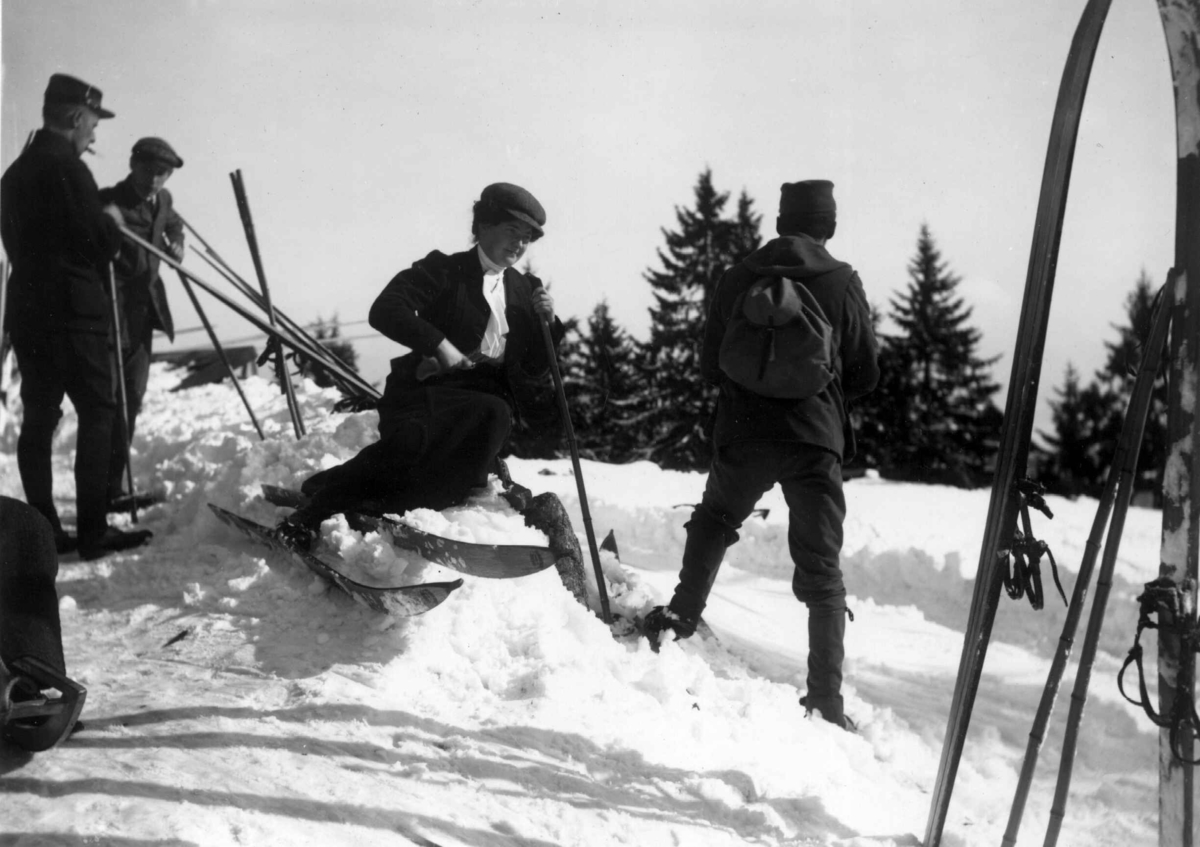 Hermann Christian Neupert, Frognerseteren, Oslo. 1908-10. Vintermotiv. Skiløpere. Foto Neupert. Platen udatert, mrk. Sumstad.
