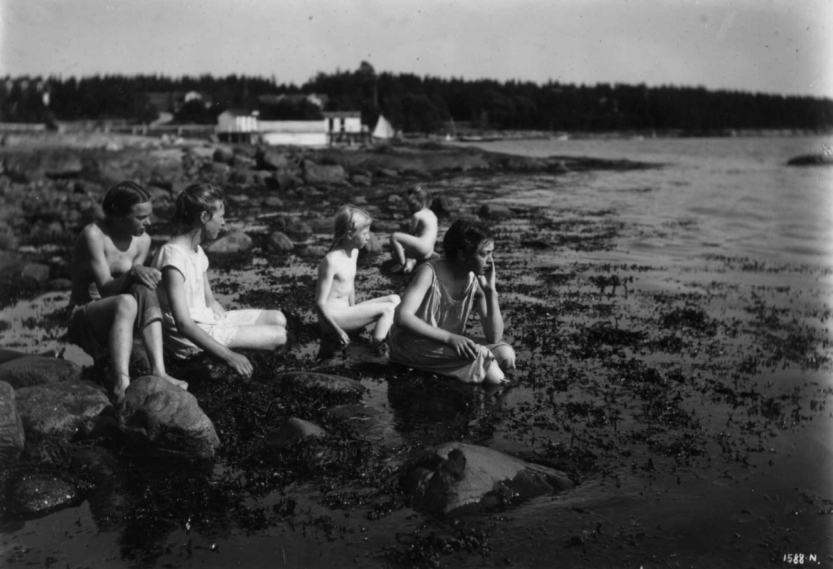 Hermann Christian Neupert, Larkollen, Rygge. 1910. Badescene ved Oslofjorden. Barn. Bebyggelse.