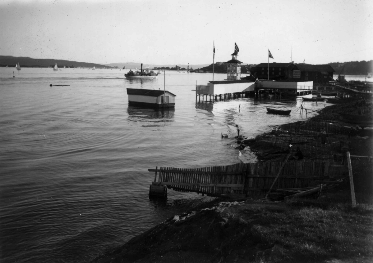 Hermann Christian Neupert, Hasvold bad, Filipstad, Oslo 1908-10. Oversiktsbilde. Badehus. Brygger Båter.