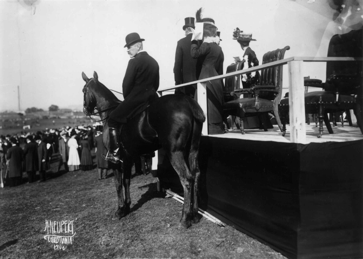 Hermann Christian Neupert, Etterstad, Oslo 1908. Kapprittstevne. Fridtjof Nansen til hest. De konglige på en tribune. Publikum.