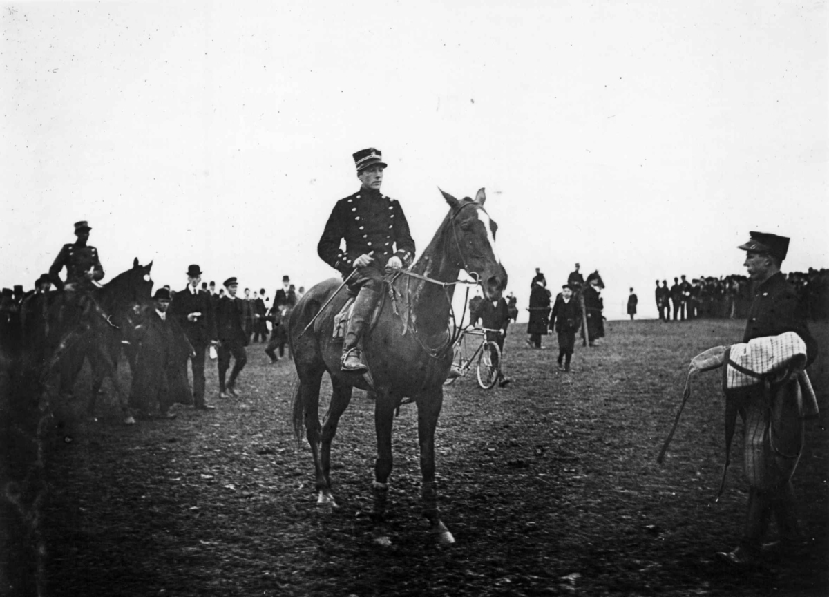 Hermann Christian Neupert, Etterstad, Oslo 1908. Kappritt. Ryttere til hest. Publikum.