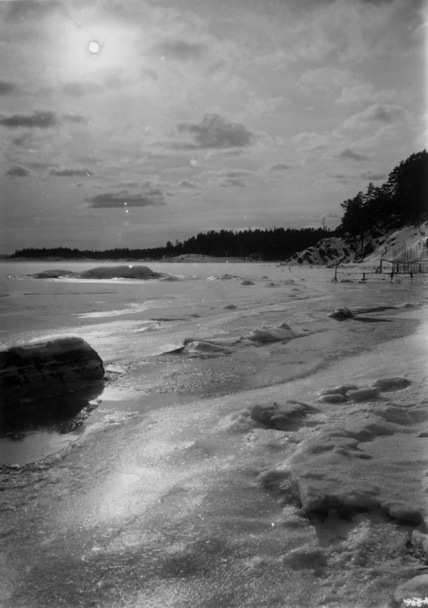 Hermann Christian Neupert, Bestumkilen, Oslo 1908-10. Vinterbilde i strandkanten.
