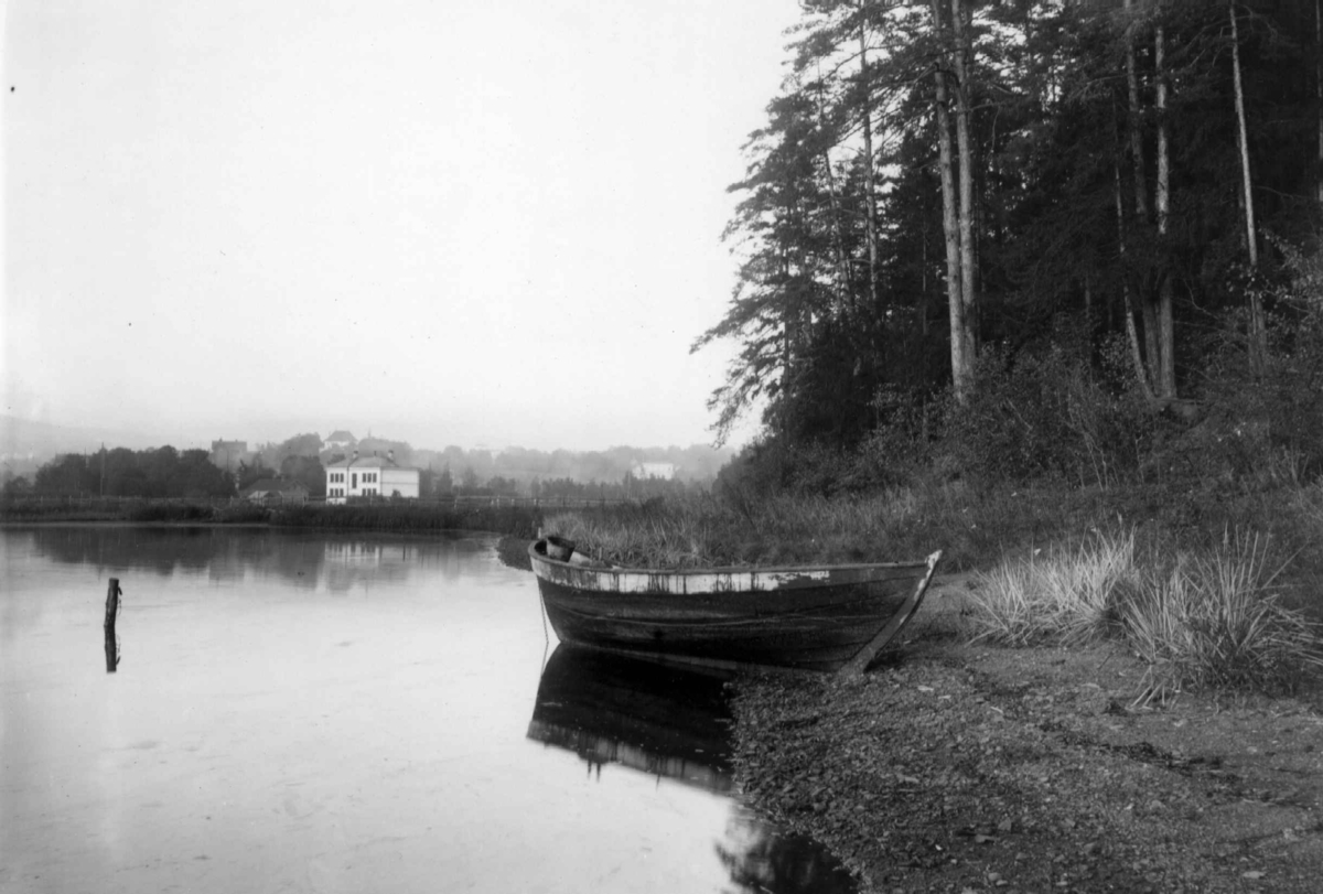Hermann Christian Neupert, Bestumkilen, Oslo, okt. 1908. Stemningsbilde med stille vann og skog. Båt i forgrunnen og villa.