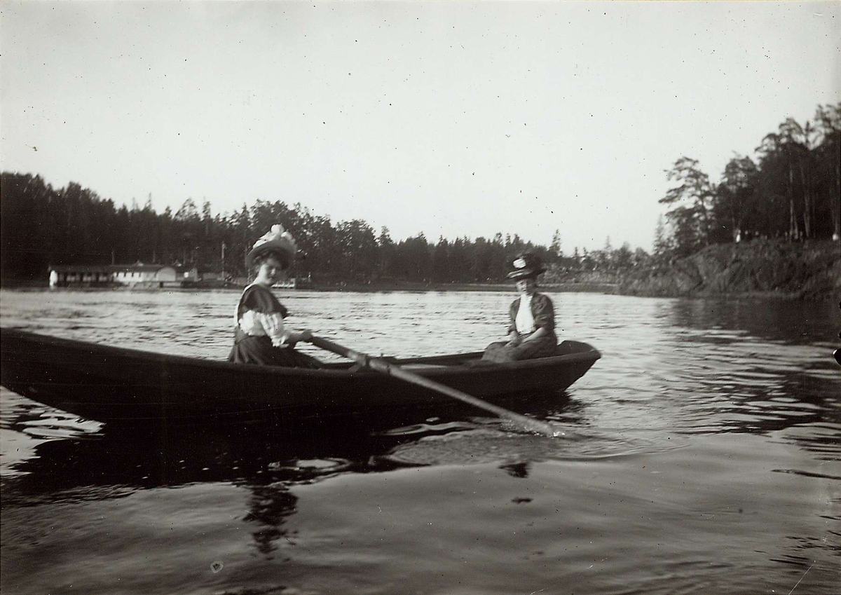 Hermann Christian Neupert, Oslo. Ved Bygdøy Sjøbad 1908. To kvinner i en pram. Med hatter.