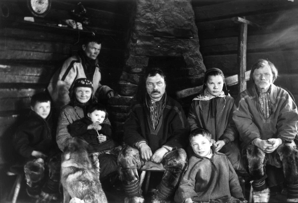 Konrad Nielsen, Finsk samefamilie ved grua. Roavvesavvun.