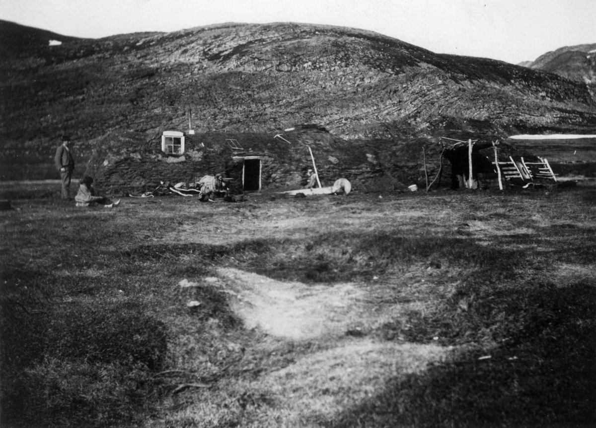 Konrad Nielsen, Guttorms gamme, opprinnelig fellesgamme omgjort til fjøsgamme med tilbygget boliggamme. Tana.