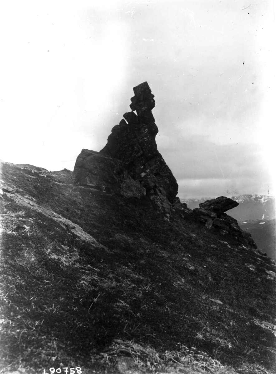 Konrad Nielsen, Seide, offerstein i Øksfjordbotn.