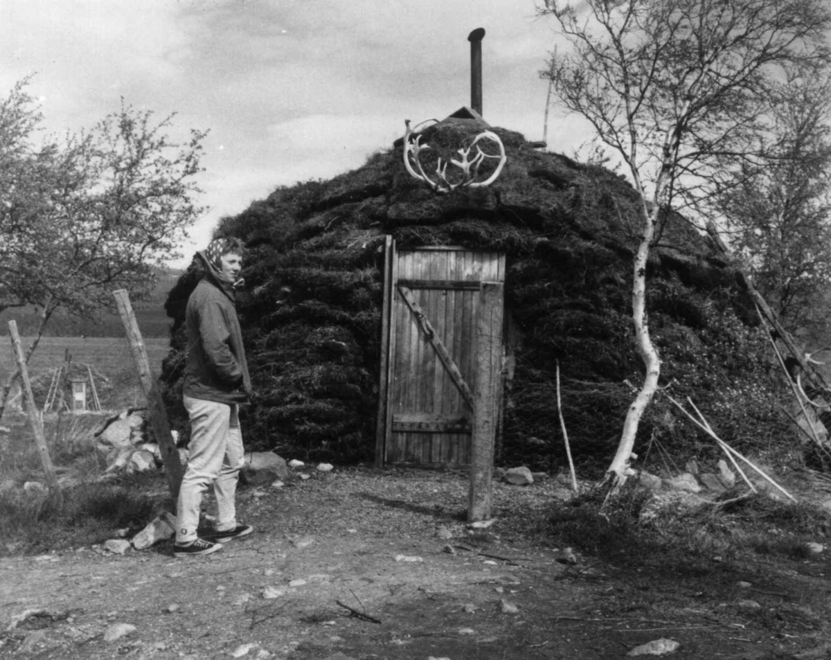 Virginia Raymond Davidson, En gamme for flyttsamer, en mann står utenfor. Saltoluokta 1959.