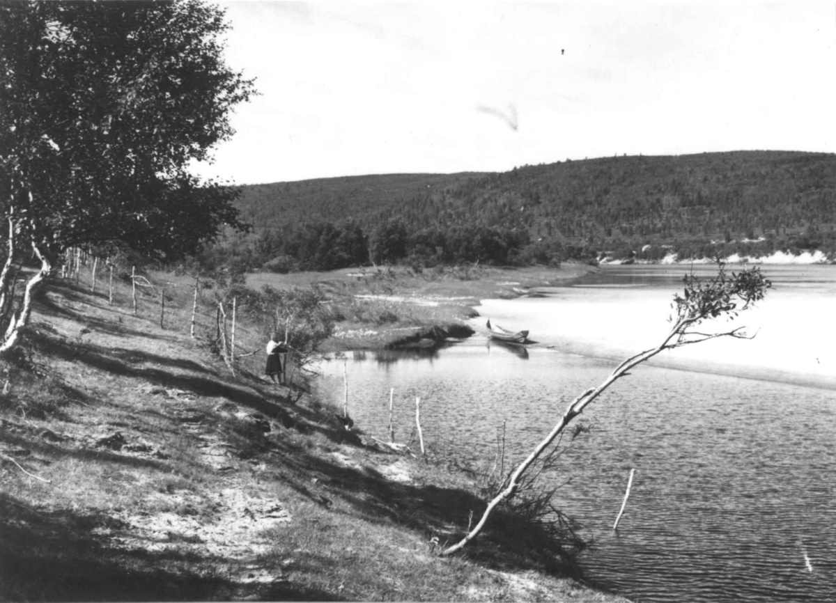 Virginia Raymond Davidson, Oversiktbilde over Karasjok kirkested, Parti fra elven, 1959.