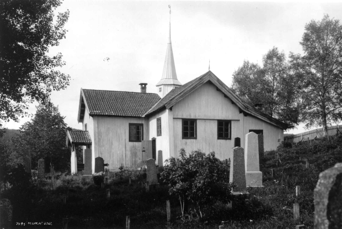 Hermann Christian Neupert, Lyngdal kirke, Flesberg, Buskerud. 1930. Kirkegård. Gravsteiner.
