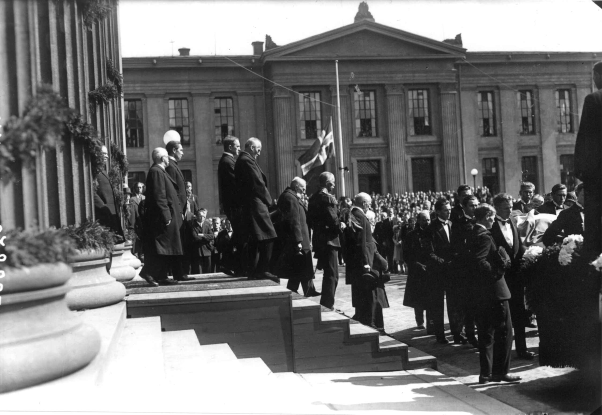 Hermann Christian Neupert, Fridtjof Nansens begravelse 17. mai 1930. Fra Universitetsplassen.