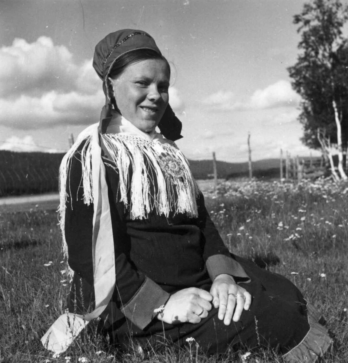Virginia Raymond Davidson, Kirsten Alette Gaup i samedrakt og med gullringer fra venner, Karasjok 1961.