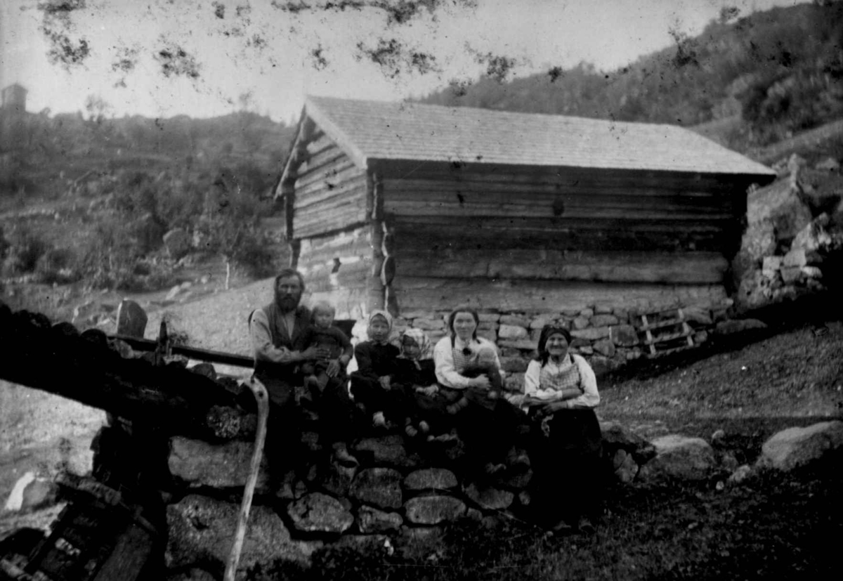 Ukjent, Fra en serie fotografier fra et album som har tilhørt folklorist og professor Moltke Moe (1859-1913), antatt fra 1880-årene med motiver fra Telemark.