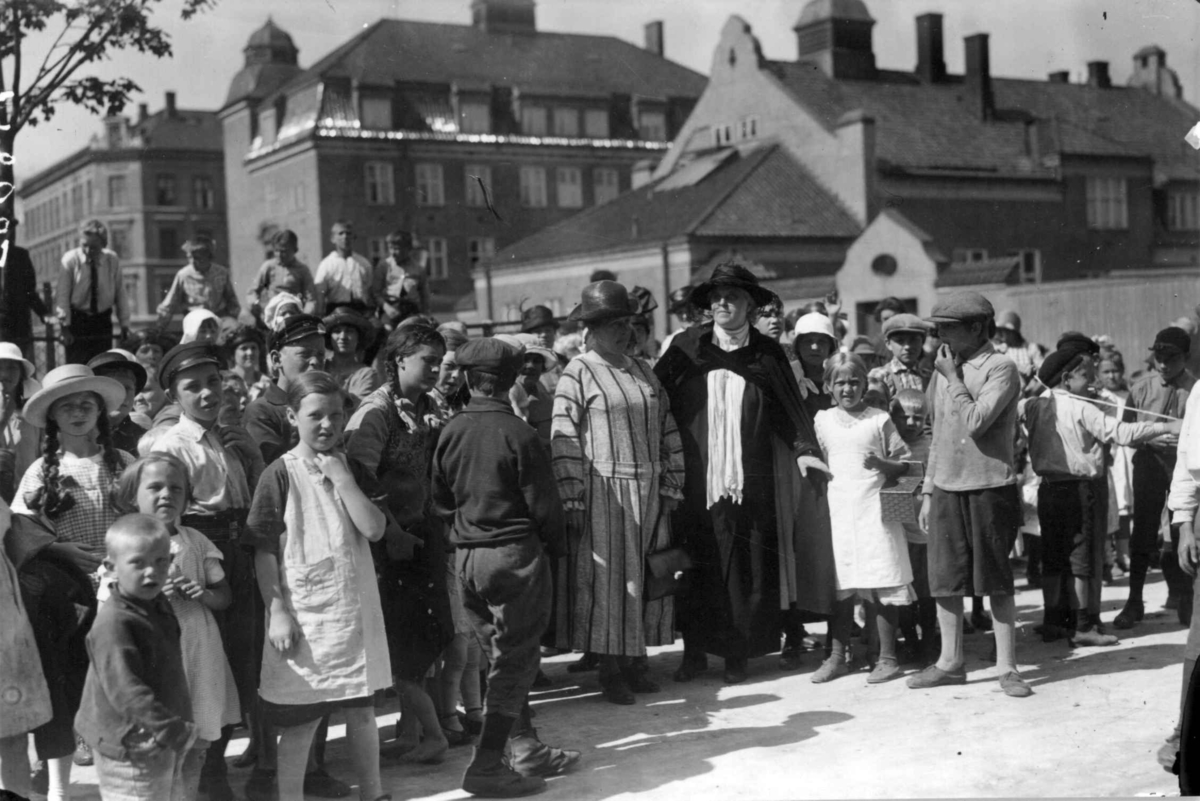 Hermann Christian Neupert, Inga Bjørnson på utflukt med barn fra Oslo.