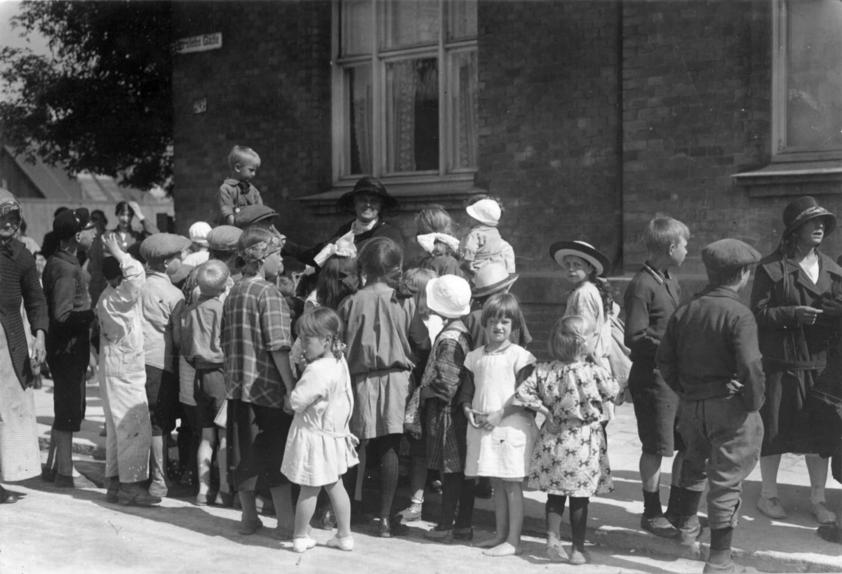 Hermann Christian Neupert, Inga Bjørnson på utflukt med barn fra Oslo. Her i Herslebs gate.