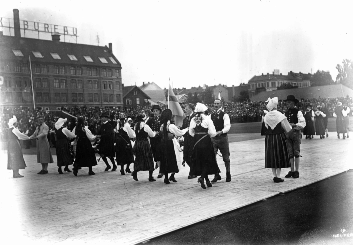 Hermann Christian Neupert, Nordisk Folkedansstevne ant. Frogner stadion - Oslo. 1925. Svenske dansere.