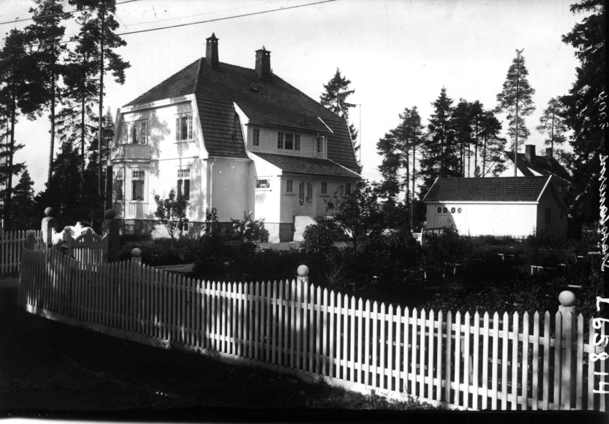 Hermann Christian Neupert, Oslo. Hvit trevilla i hage med gjerde. Trær.