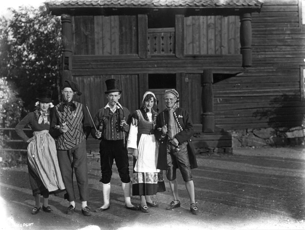 Hermann Christian Neupert, Nordisk Folkedansstevne, Oslo.1925. Ant. danske folkedrakter. Kvinne- og mannsdrakter.