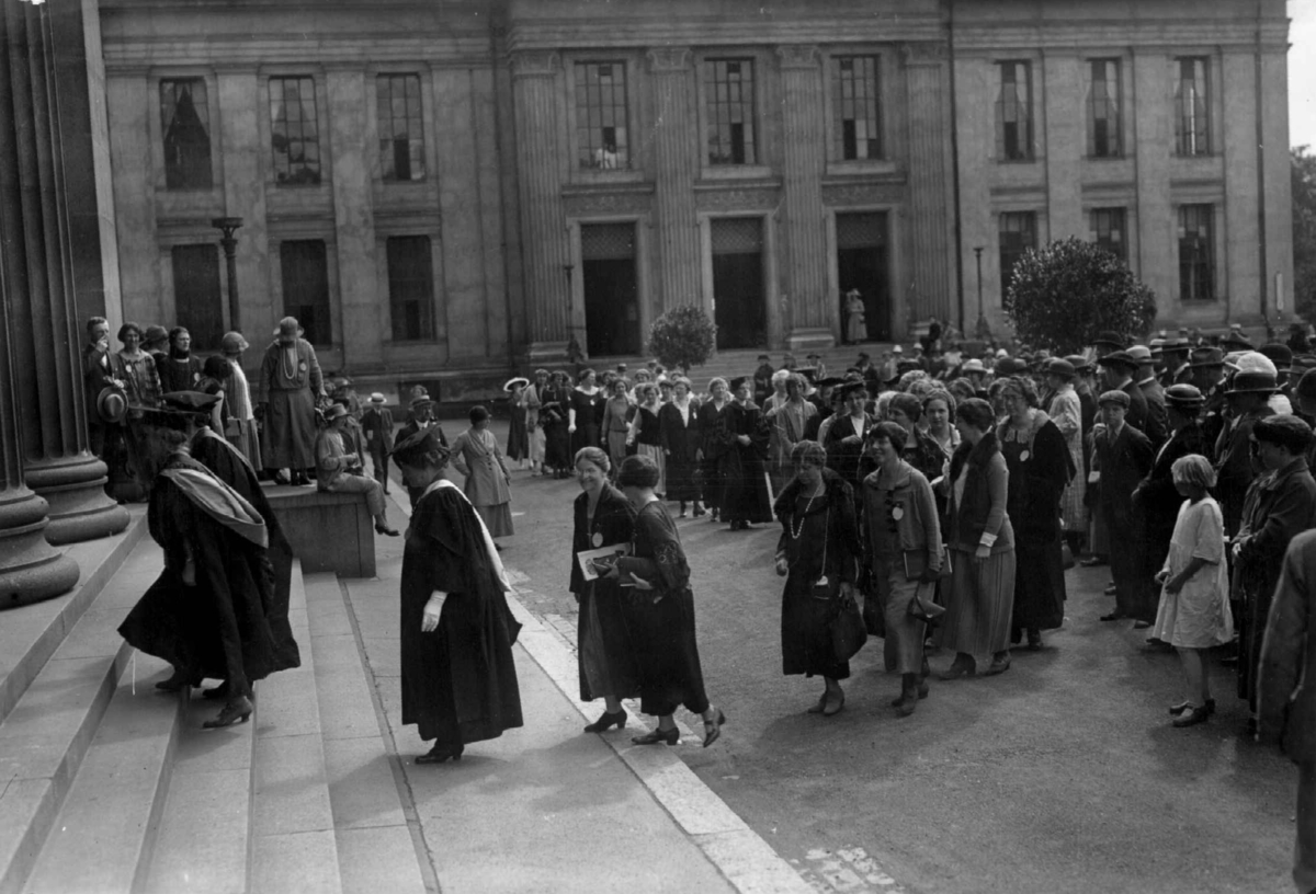 Hermann Christian Neupert, Oslo, Universitetsplassen. Kvinnelige akademikeres verdenskongress 1924. Kvinner på vei opp Aulatrappen