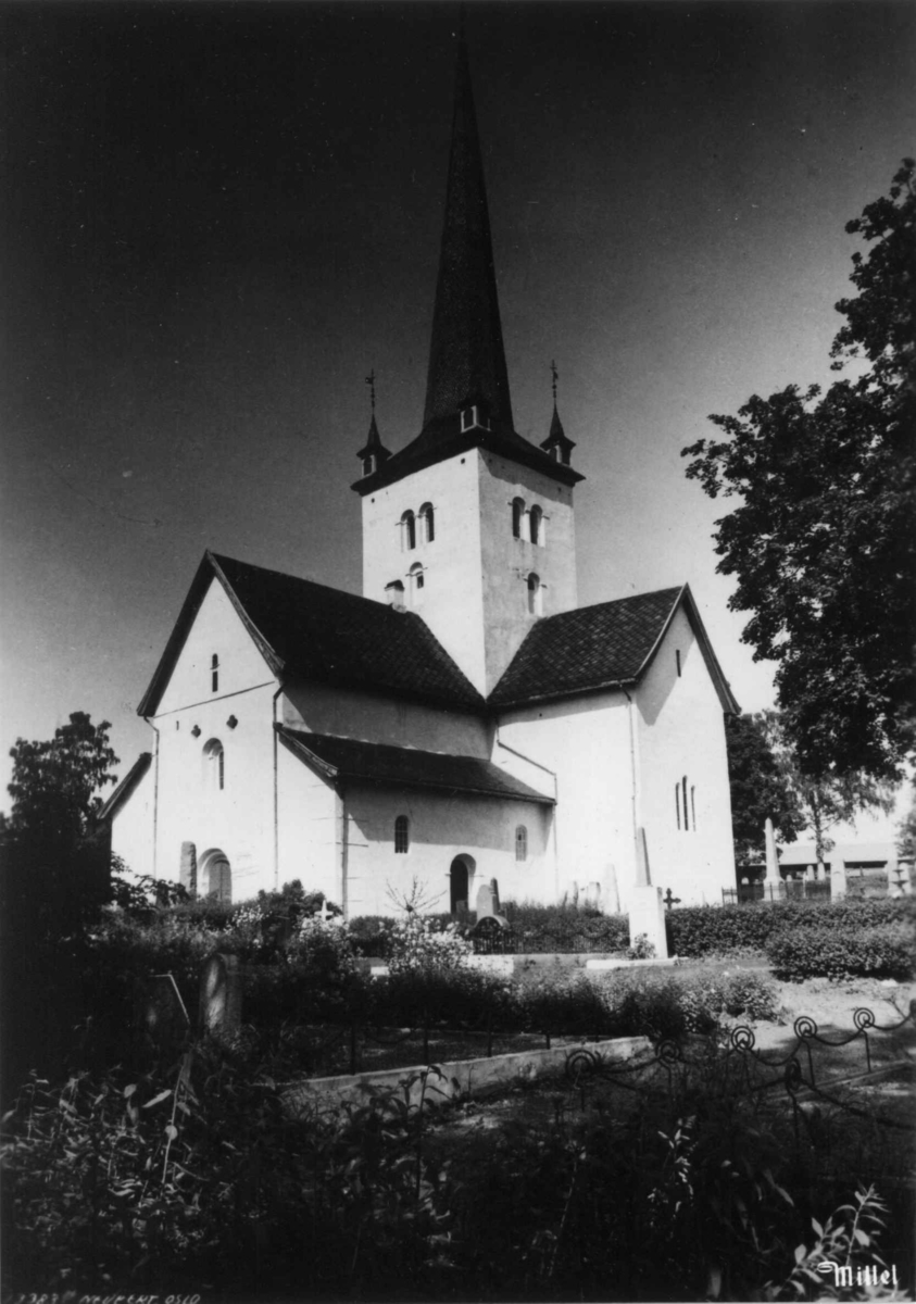 Hermann Christian Neupert, Ringsaker kirke, Ringsaker, Hedmark 1935. Kirkegård. Gravsteiner.