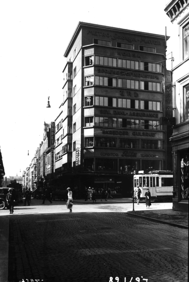 Hermann Christian Neupert, Akersgata-Egertorget, Oslo. Gatebilde med trikk. Fotgjengere.
