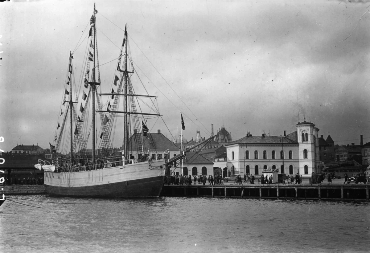 Hermann Christian Neupert, Pipervika, Oslo. Seilskute ved kai foran Vestbanen.