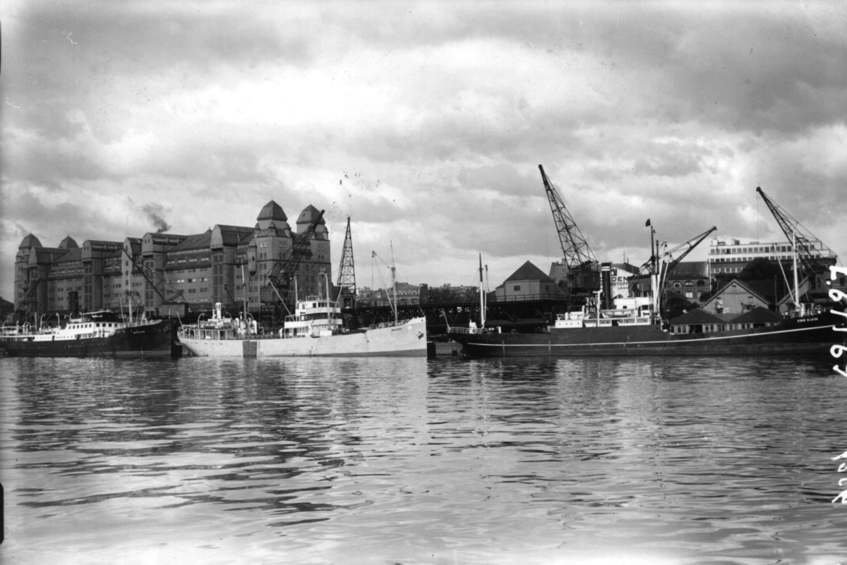 Hermann Christian Neupert, Bjørvika, Oslo. Båter til kai ved Havnelageret. Kraner.