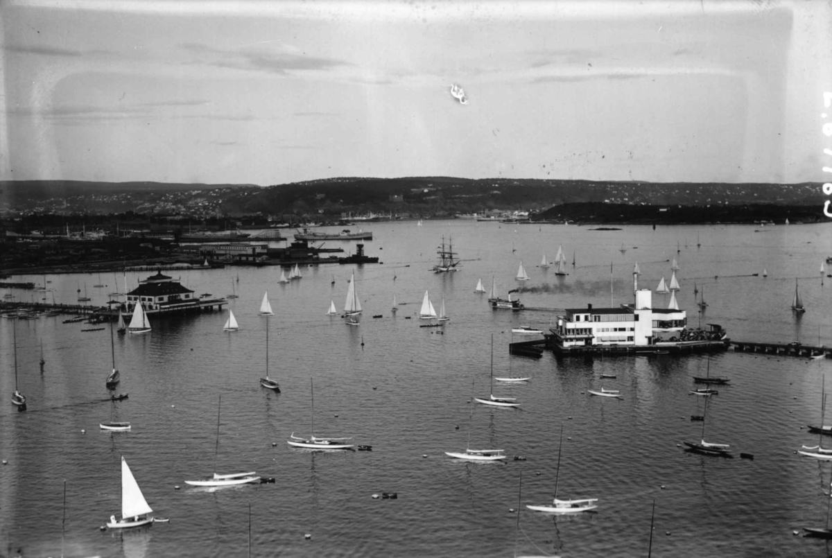Hermann Christian Neupert, Frognerkilen, Oslo. Restaurantene Kongen og Dronningen. Seibåter for anker i forgrunnen. I bakgrunnen byen sett fra fjorden.
