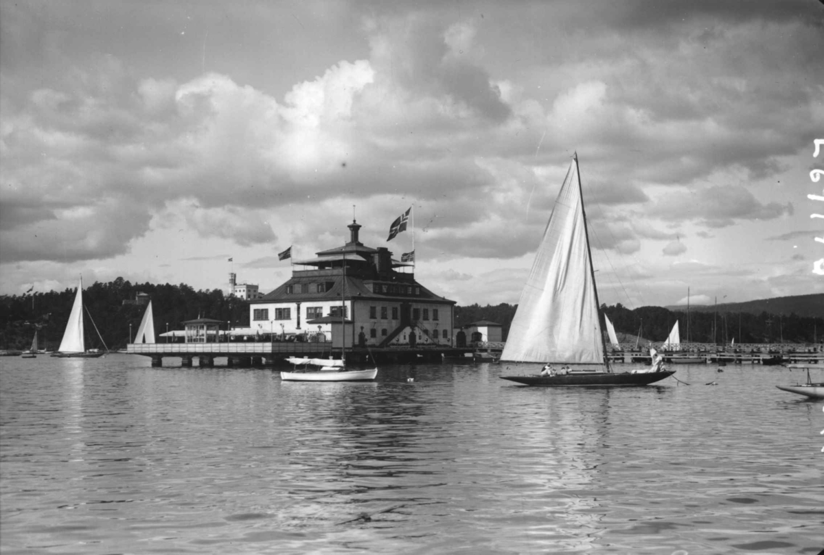 Hermann Christian Neupert, Frognerkilen, Oslo. Restaurant Kongen sett fra sjøen. Brygger. Fritidsbåter.