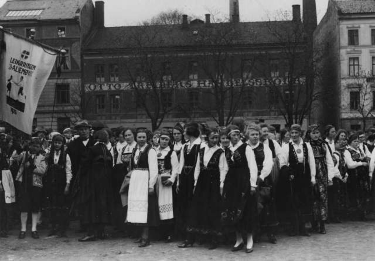 Hermann Christian Neupert, Oslo 17. mai 1924. Kvinner og menn kledd i bunad.