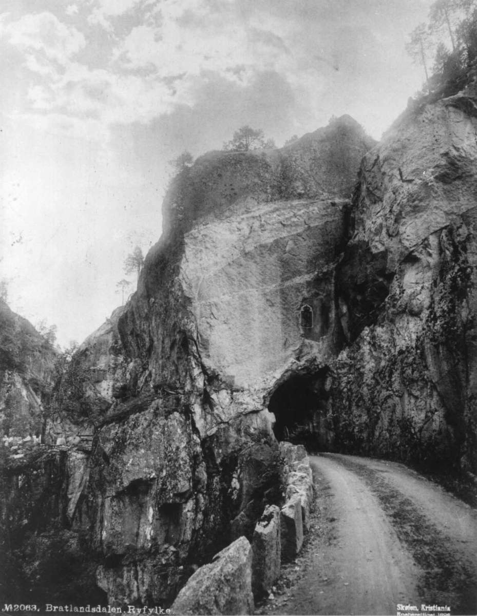 Marthinius Skøien, Bratlandsdalen, Suldal, Rogaland. Veiparti med tunnel.