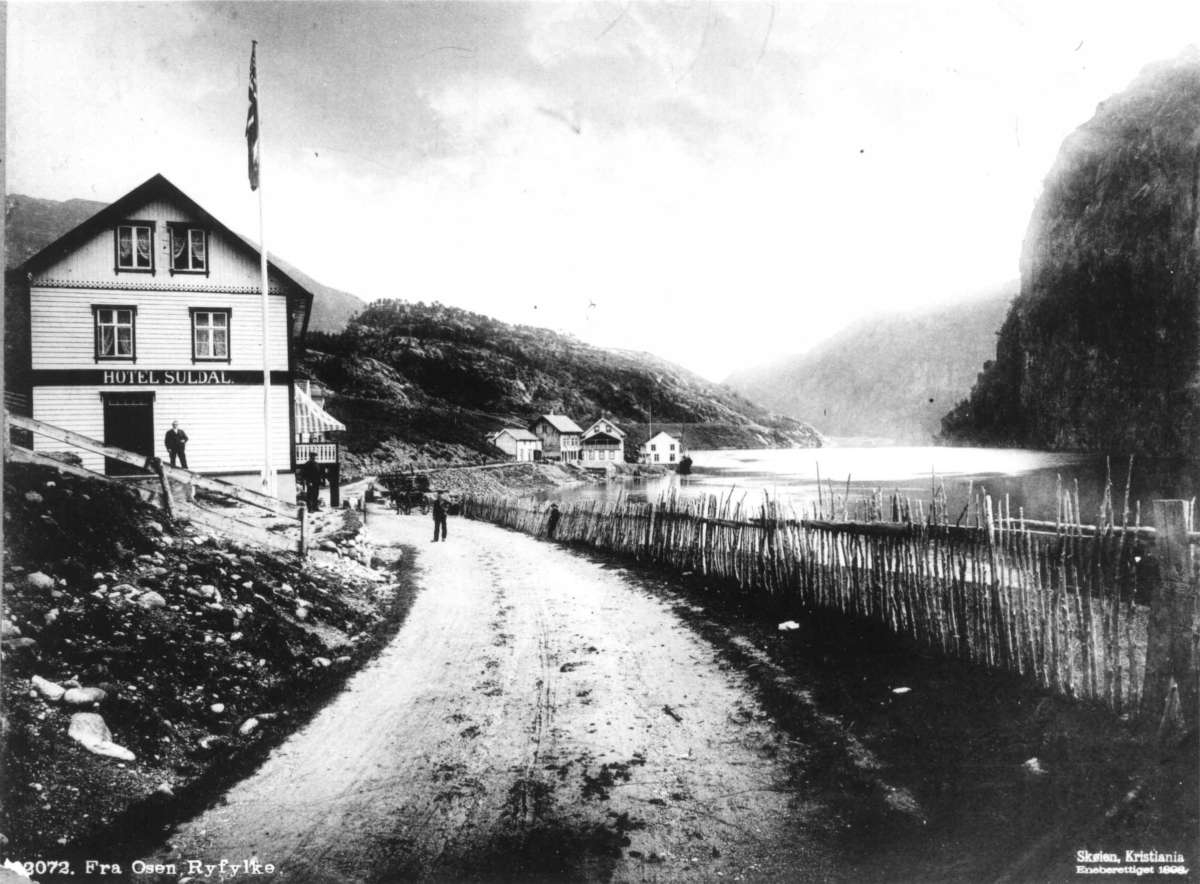 Marthinius Skøien, Hotel Suldal, Osen, Suldal, Rogaland. Veiparti ved hotellbygning.
