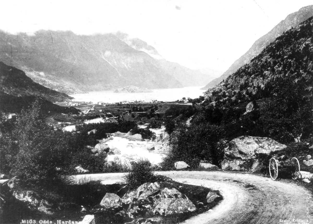 Marthinius Skøien, Odda, Hardanger, Hordaland. Oversiktsbilde med veiparti i forgrunnen.