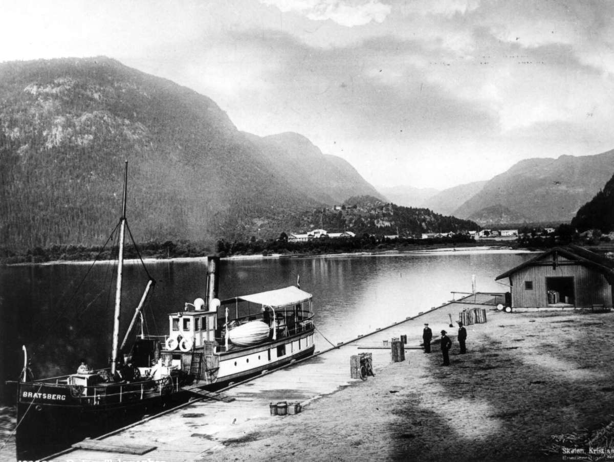 Marthinius Skøien, Dalen, Tokke, Telemark. Dampbåten "Bratsberg" ved kai.