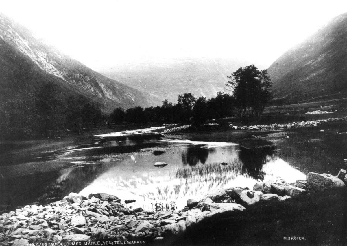 Marthinius Skøien, Tinn, Telemark med elven Måne og utsyn mot Gaustatoppen.
