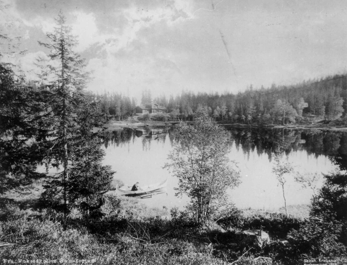 Marthinius Skøien, Ved Voksenkollen sanatorium, Oslo. Område omkring med skog, tjern og mann i robåt.