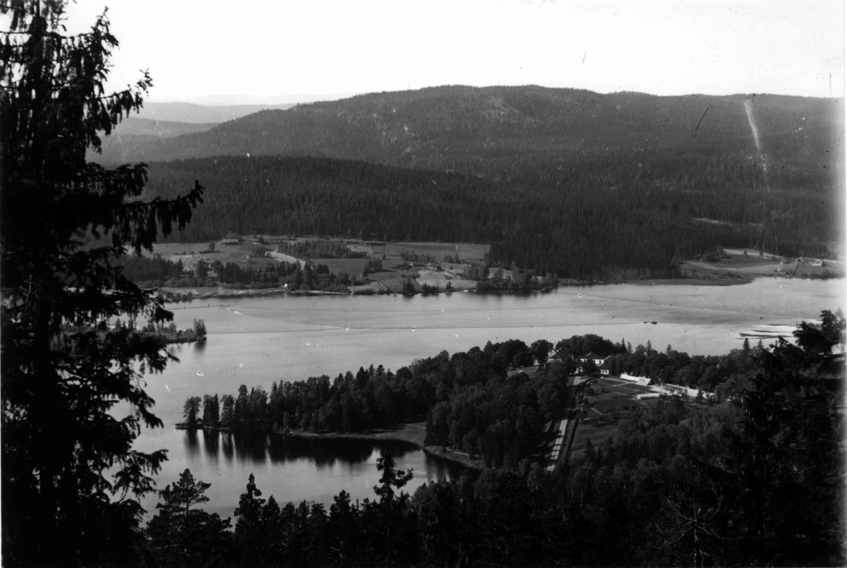 Hermann Christian Neupert, Bogstad gård, Bogstadvannet og landskapet omkring. Oversiktsbilde. Sett fra Lillevann ca. 1923. Bebyggelse og skog i bakgrunnen.
