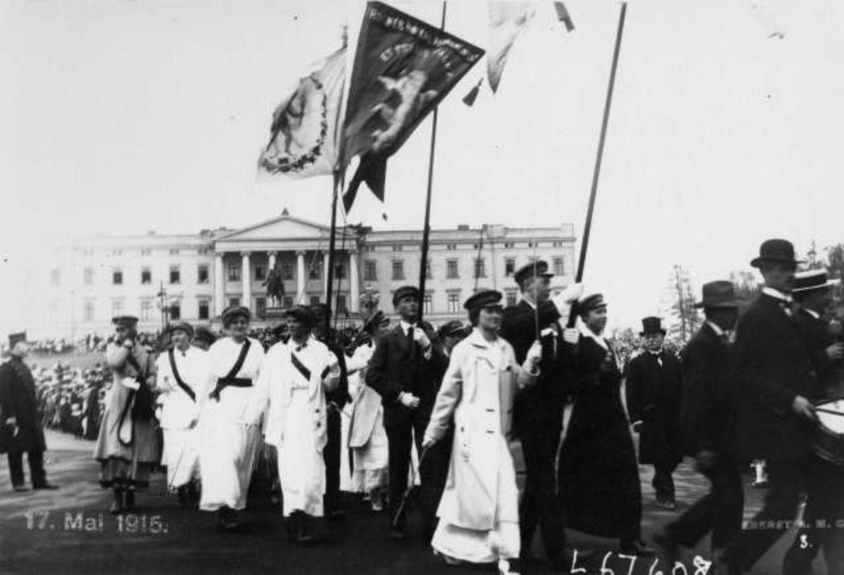 Hermann Christian Neupert, Oslo. 17. mai-tog 1915. Russen på vei ned fra Slottet. Bærer fane.