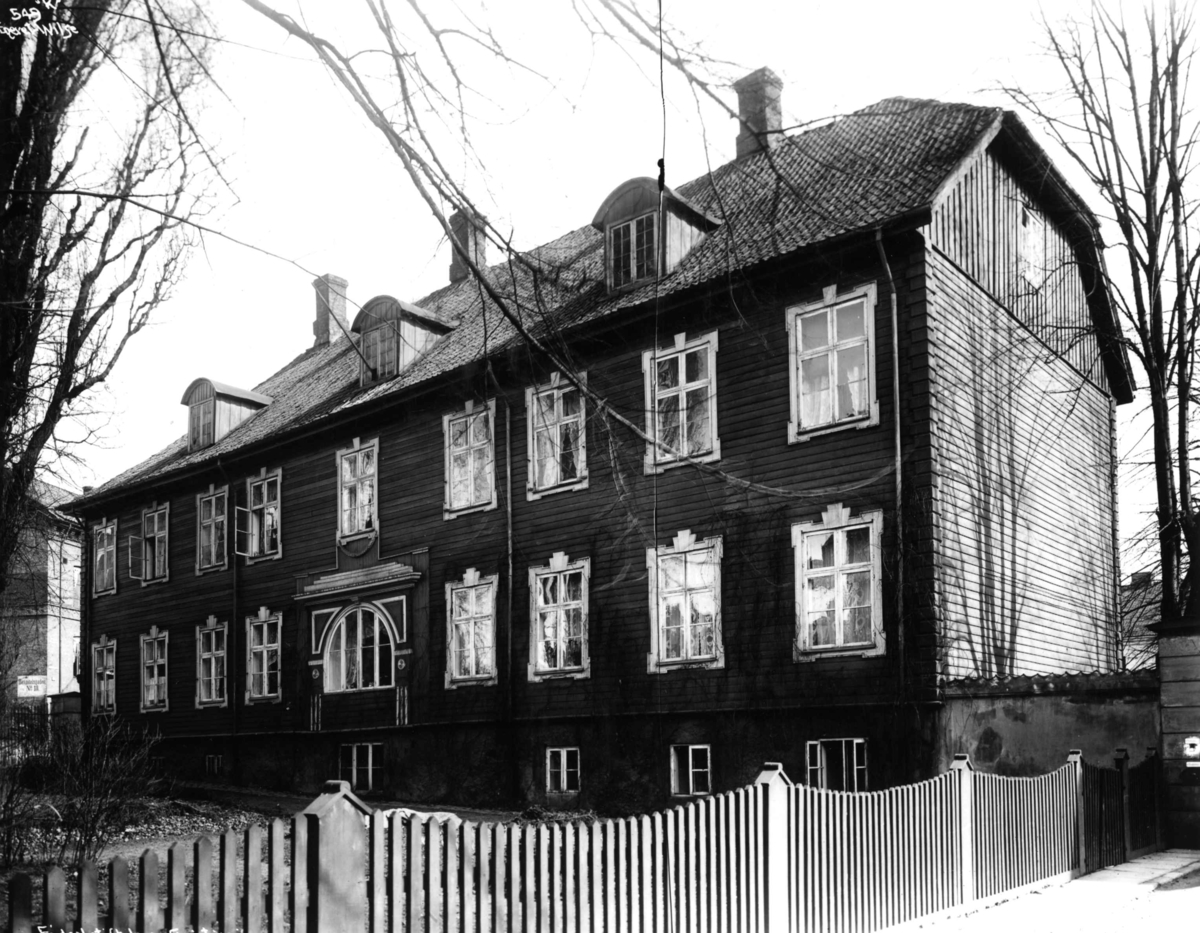 Anders Beer Wilse, Empirekvartalet, Oslo. Det militære sykehus. Stor trebygning bak gjerde.