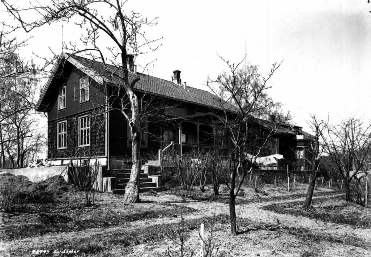 Anders Beer Wilse, Nordseter (Nordsæter) gård, Oslo, Østre Aker. Husene sett fra hagen.