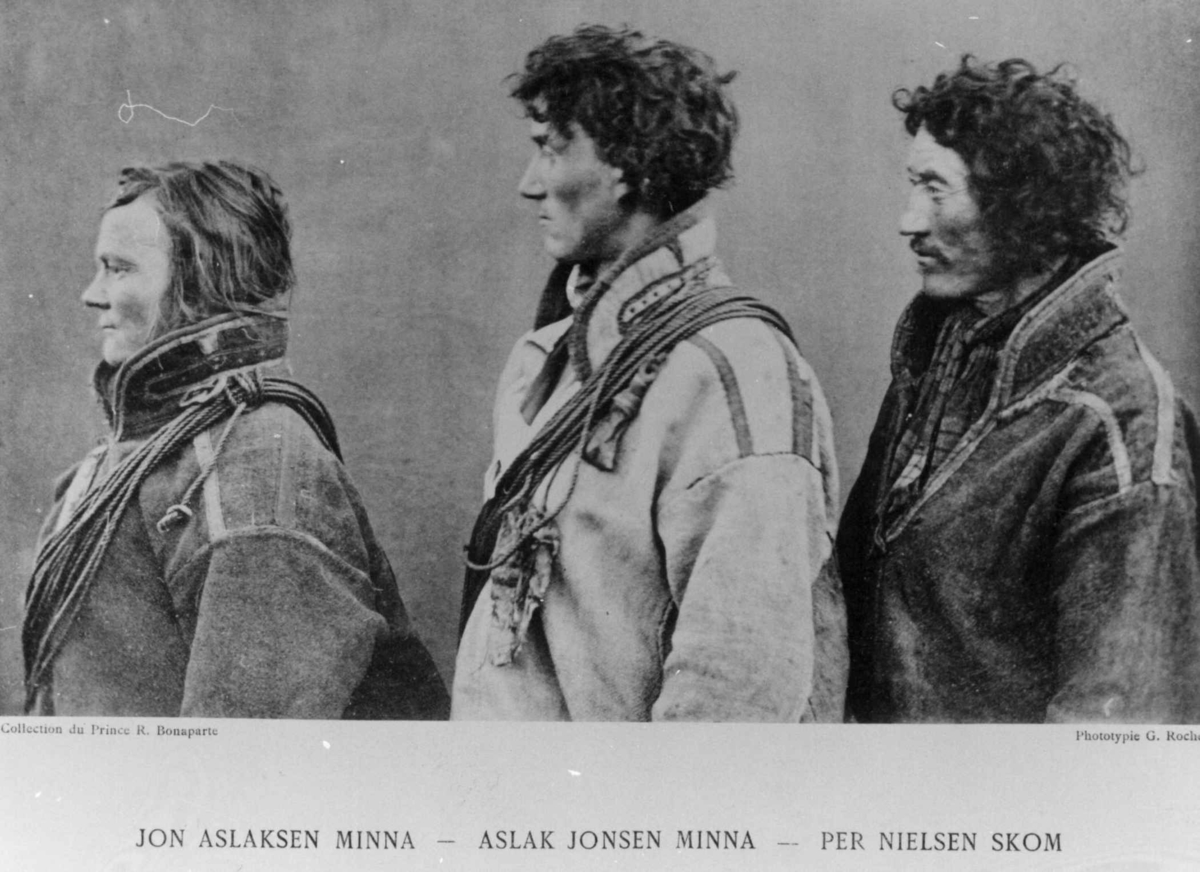 G. Roche, Roland Bonaparte sin samling. Portrett av Jon Aslaksen Mienna, Aslak Jonsen Mienna og Per Nielsen Skom. Inngår i Bonapartes sameportretter som nr. 100. Bonaparte