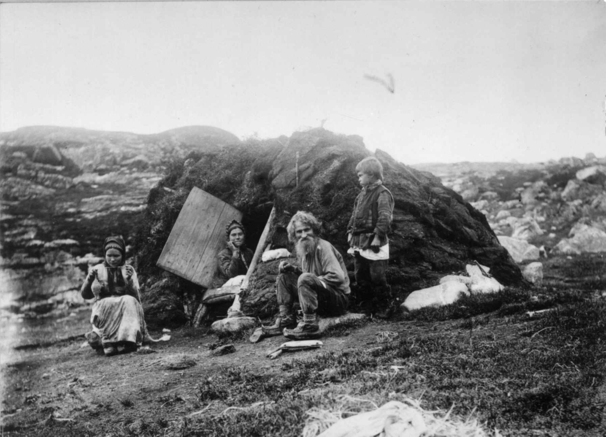 Ellisif Rannveig Wessel, Skoltesamer utenfor gamme. Sør-Varanger, Finnmark, ca. 1900. Kvinnen til venstre spinner på håndtein.
